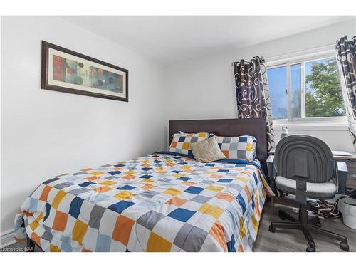 4517 Sussex Drive, Niagara Falls, ON - Indoor Photo Showing Bedroom