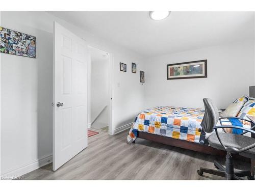 4517 Sussex Drive, Niagara Falls, ON - Indoor Photo Showing Bedroom