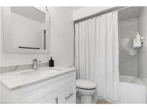 4517 Sussex Drive, Niagara Falls, ON - Indoor Photo Showing Bathroom