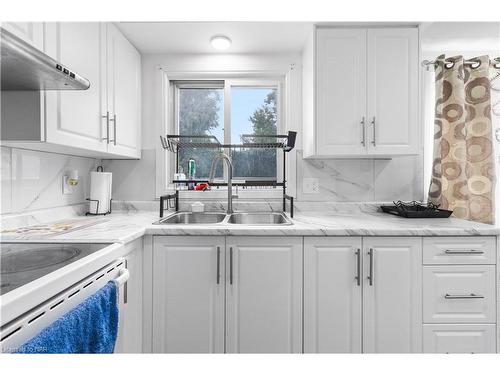 4517 Sussex Drive, Niagara Falls, ON - Indoor Photo Showing Kitchen With Double Sink