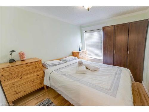 4794 St. Lawrence Avenue, Niagara Falls, ON - Indoor Photo Showing Bedroom