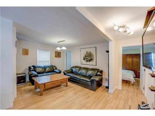 4794 St. Lawrence Avenue, Niagara Falls, ON - Indoor Photo Showing Living Room