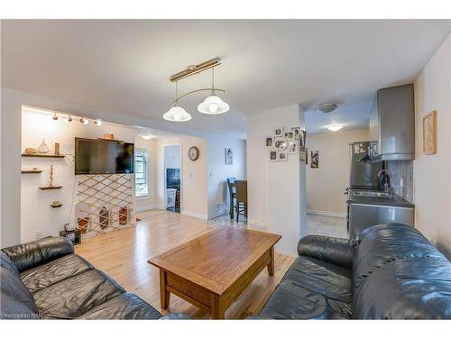 4794 St. Lawrence Avenue, Niagara Falls, ON - Indoor Photo Showing Living Room