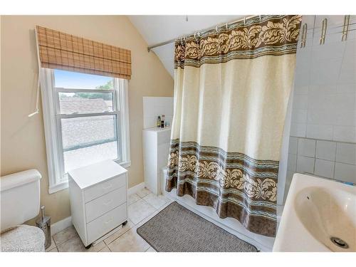 4794 St. Lawrence Avenue, Niagara Falls, ON - Indoor Photo Showing Bathroom