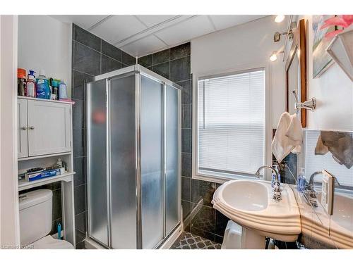 4794 St. Lawrence Avenue, Niagara Falls, ON - Indoor Photo Showing Bathroom