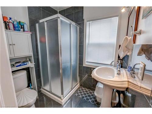 4794 St. Lawrence Avenue, Niagara Falls, ON - Indoor Photo Showing Bathroom
