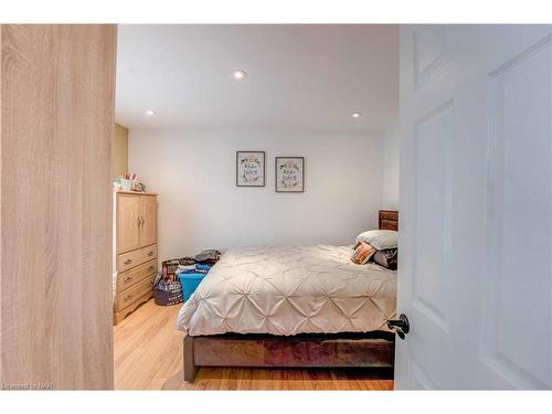 4794 St. Lawrence Avenue, Niagara Falls, ON - Indoor Photo Showing Bedroom