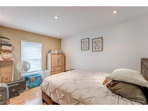 4794 St. Lawrence Avenue, Niagara Falls, ON - Indoor Photo Showing Bedroom