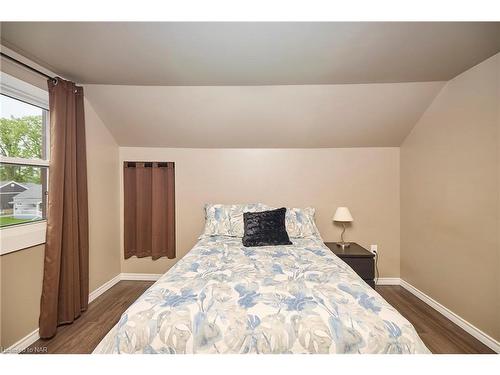 6135 Arad Street, Niagara Falls, ON - Indoor Photo Showing Bedroom