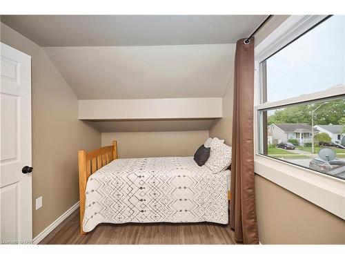 6135 Arad Street, Niagara Falls, ON - Indoor Photo Showing Bedroom