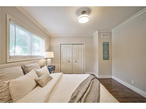 2943 St Paul Avenue, Niagara Falls, ON - Indoor Photo Showing Bedroom