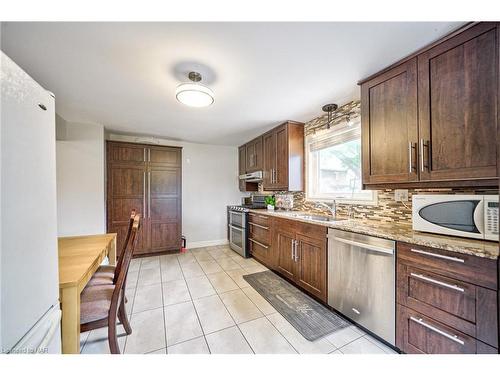 2943 St Paul Avenue, Niagara Falls, ON - Indoor Photo Showing Kitchen With Double Sink