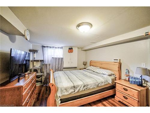 2943 St Paul Avenue, Niagara Falls, ON - Indoor Photo Showing Bedroom