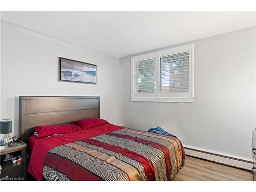 4-452 Carlton Street, St. Catharines, ON - Indoor Photo Showing Bedroom