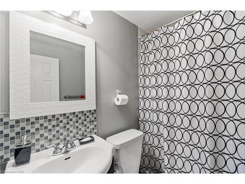 4-452 Carlton Street, St. Catharines, ON - Indoor Photo Showing Bathroom