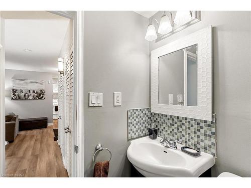 4-452 Carlton Street, St. Catharines, ON - Indoor Photo Showing Bathroom
