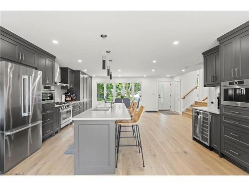 28 Neptune Drive, St. Catharines, ON - Indoor Photo Showing Kitchen With Upgraded Kitchen