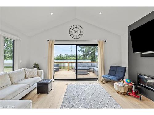 28 Neptune Drive, St. Catharines, ON - Indoor Photo Showing Living Room