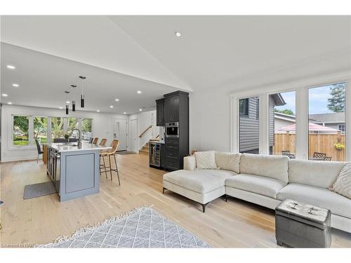 28 Neptune Drive, St. Catharines, ON - Indoor Photo Showing Living Room