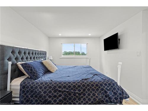 28 Neptune Drive, St. Catharines, ON - Indoor Photo Showing Bedroom