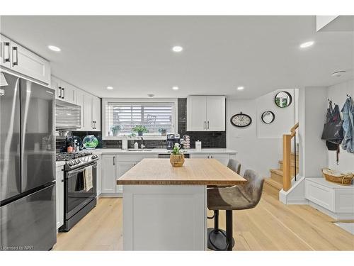 28 Neptune Drive, St. Catharines, ON - Indoor Photo Showing Kitchen With Upgraded Kitchen