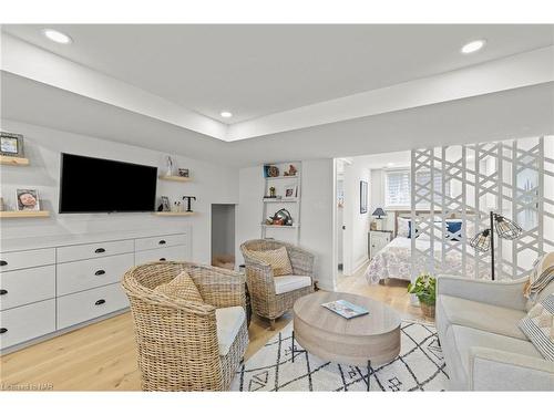 28 Neptune Drive, St. Catharines, ON - Indoor Photo Showing Living Room