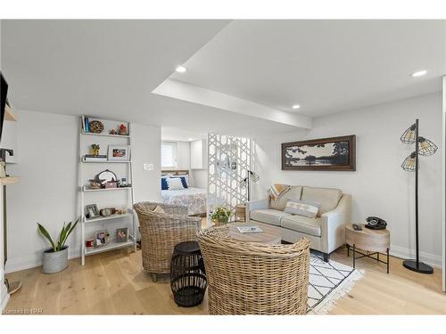 28 Neptune Drive, St. Catharines, ON - Indoor Photo Showing Living Room