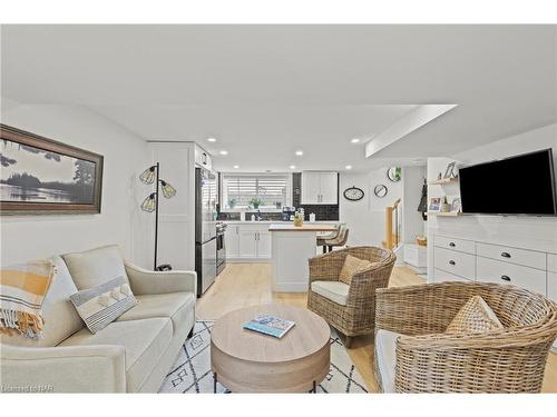 28 Neptune Drive, St. Catharines, ON - Indoor Photo Showing Living Room