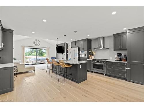 28 Neptune Drive, St. Catharines, ON - Indoor Photo Showing Kitchen With Upgraded Kitchen