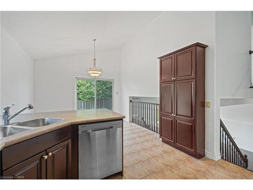 8160 Barrett Crescent, Niagara Falls, ON - Indoor Photo Showing Kitchen With Double Sink