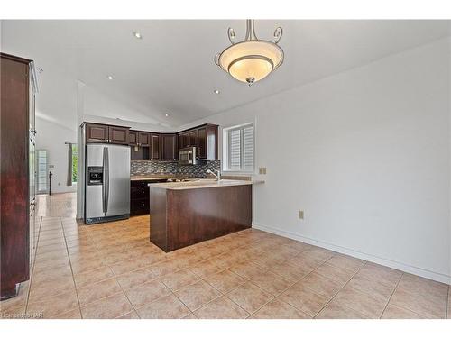 8160 Barrett Crescent, Niagara Falls, ON - Indoor Photo Showing Kitchen