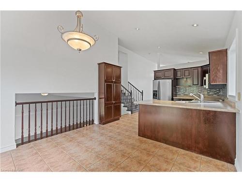 8160 Barrett Crescent, Niagara Falls, ON - Indoor Photo Showing Kitchen With Double Sink