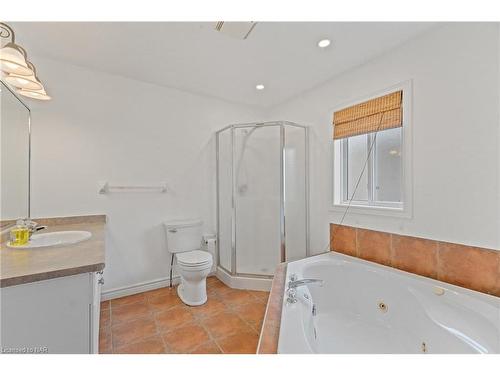 8160 Barrett Crescent, Niagara Falls, ON - Indoor Photo Showing Bathroom