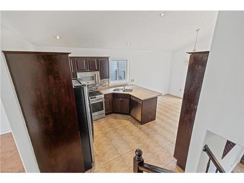 8160 Barrett Crescent, Niagara Falls, ON - Indoor Photo Showing Kitchen