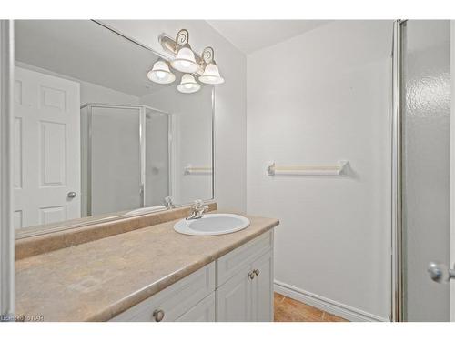 8160 Barrett Crescent, Niagara Falls, ON - Indoor Photo Showing Bathroom