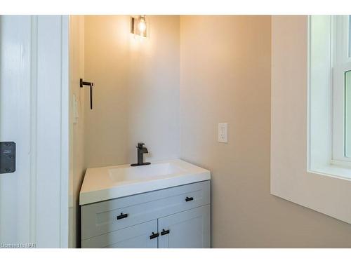 4182 Fly Road, Lincoln, ON - Indoor Photo Showing Bathroom