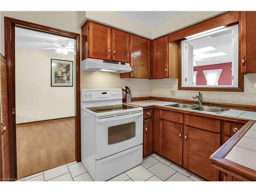 16 Dobbie Road, Thorold, ON - Indoor Photo Showing Kitchen With Double Sink