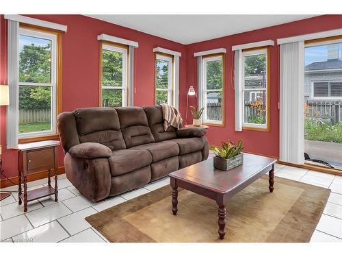 16 Dobbie Road, Thorold, ON - Indoor Photo Showing Living Room