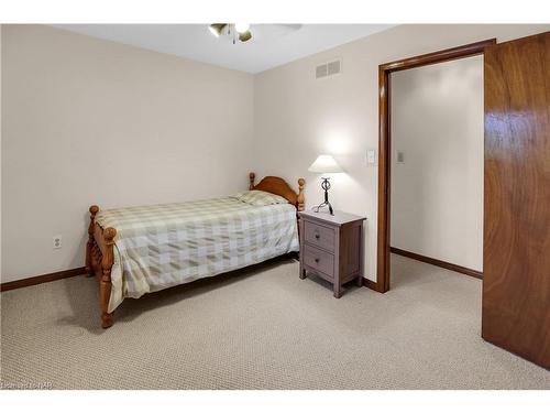 16 Dobbie Road, Thorold, ON - Indoor Photo Showing Bedroom