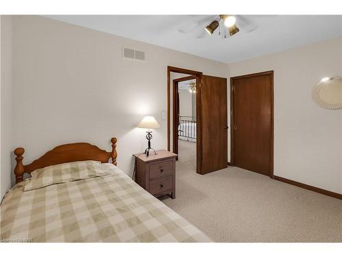 16 Dobbie Road, Thorold, ON - Indoor Photo Showing Bedroom