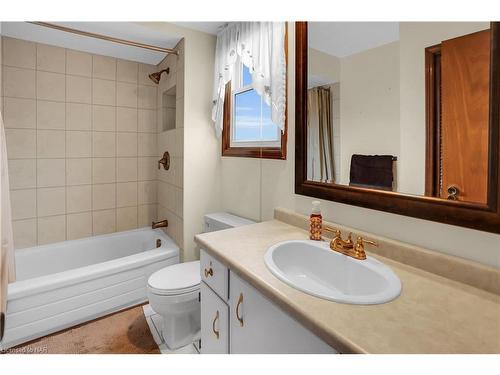 16 Dobbie Road, Thorold, ON - Indoor Photo Showing Bathroom