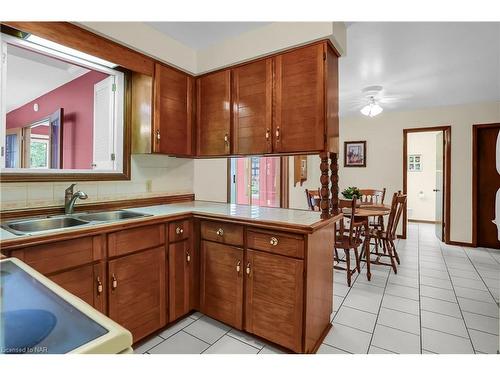16 Dobbie Road, Thorold, ON - Indoor Photo Showing Kitchen With Double Sink