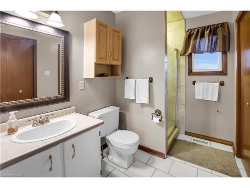 16 Dobbie Road, Thorold, ON - Indoor Photo Showing Bathroom