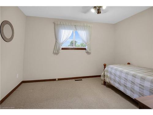 16 Dobbie Road, Thorold, ON - Indoor Photo Showing Bedroom