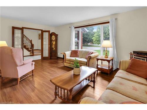 16 Dobbie Road, Thorold, ON - Indoor Photo Showing Living Room