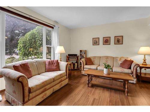 16 Dobbie Road, Thorold, ON - Indoor Photo Showing Living Room