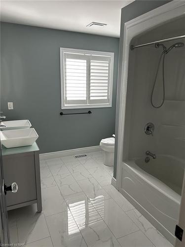 5638 Hodgson Avenue, Niagara Falls, ON - Indoor Photo Showing Bathroom