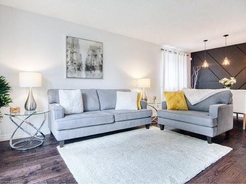 7499 Jubilee Drive, Niagara Falls, ON - Indoor Photo Showing Living Room