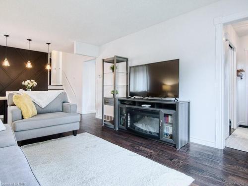 7499 Jubilee Drive, Niagara Falls, ON - Indoor Photo Showing Living Room