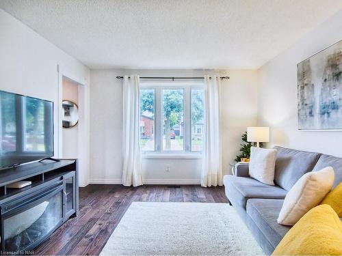 7499 Jubilee Drive, Niagara Falls, ON - Indoor Photo Showing Living Room